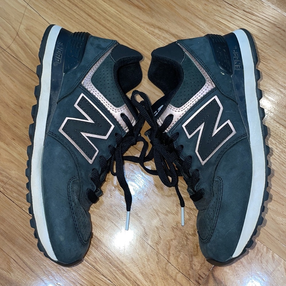 New Balance 574 Classic Sneaker suede dark charcoal gray metallic rose gold 6 - Picture 1 of 9